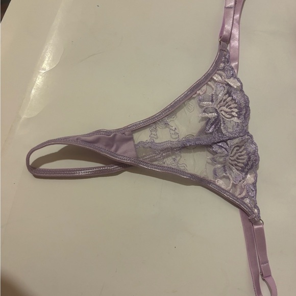 Elegant Lavender Lace lingerie set with Delicate Straps - Picture 4 of 11